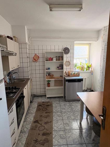 Apartament cu 4 camere decomandat în Central