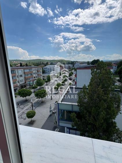Apartament cu 3 camere semidecomandat în Central