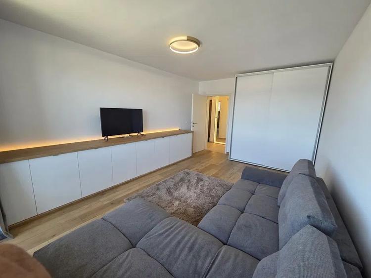 Apartament cu 3 camere, mobilat în Tractorul