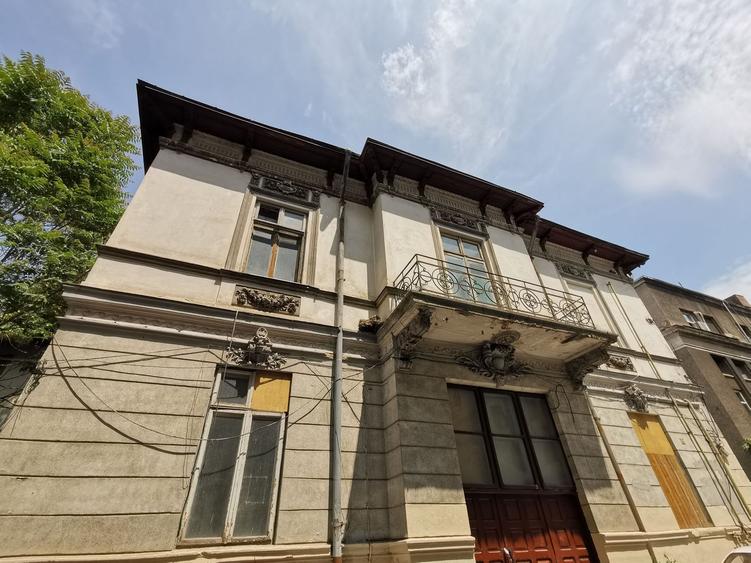 Casă individuală cu 17 camere cu Canalizare în Grădina Icoanei