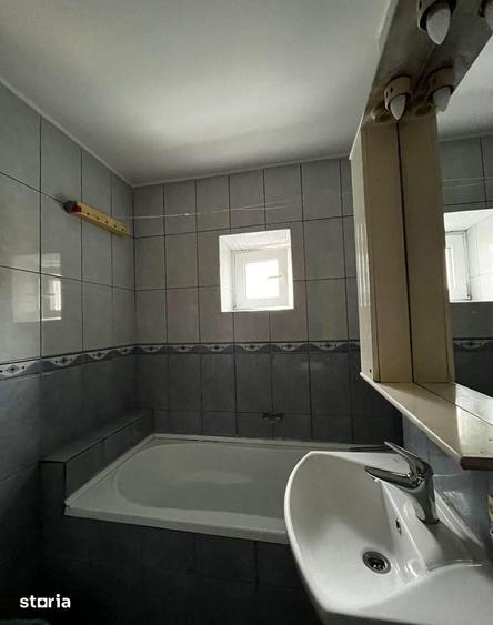 Apartament cu 3 camere decomandat, mobilat în Nicolina