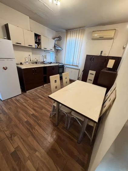 Apartament cu 3 camere decomandat, mobilat în Calea București
