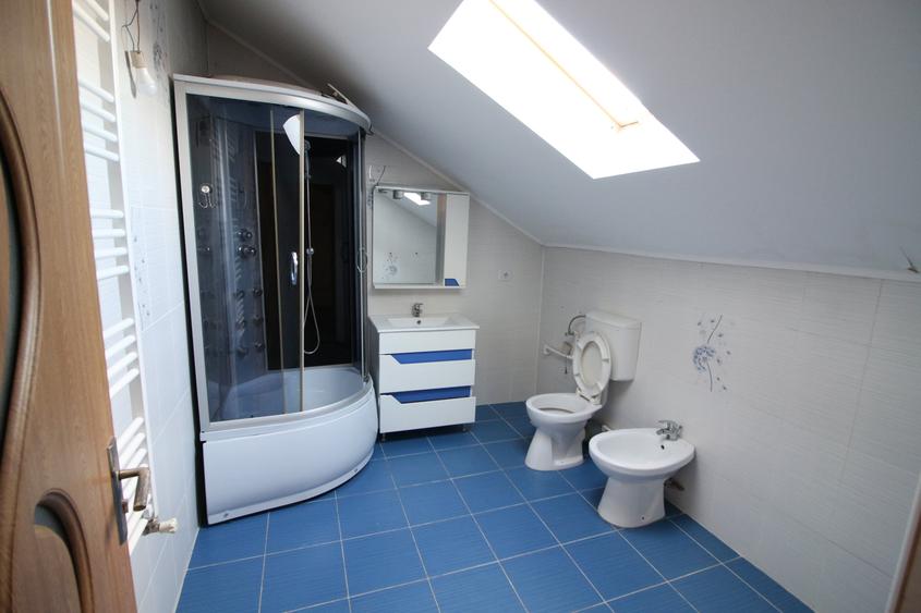Casă cu 6 camere cu Garaj în Exterior Vest