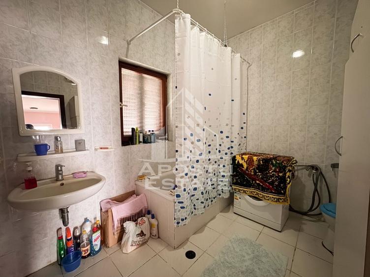 Casă individuală cu 8 camere cu Canalizare în Fratelia