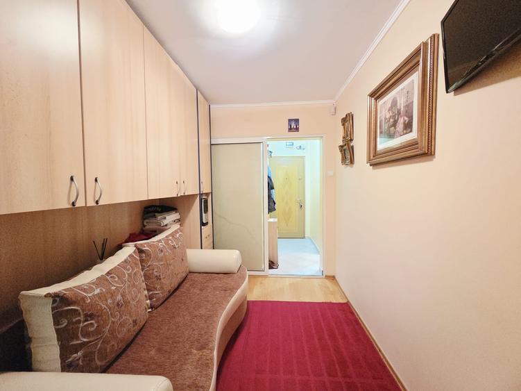 Apartament cu 3 camere semidecomandat în Micro 40