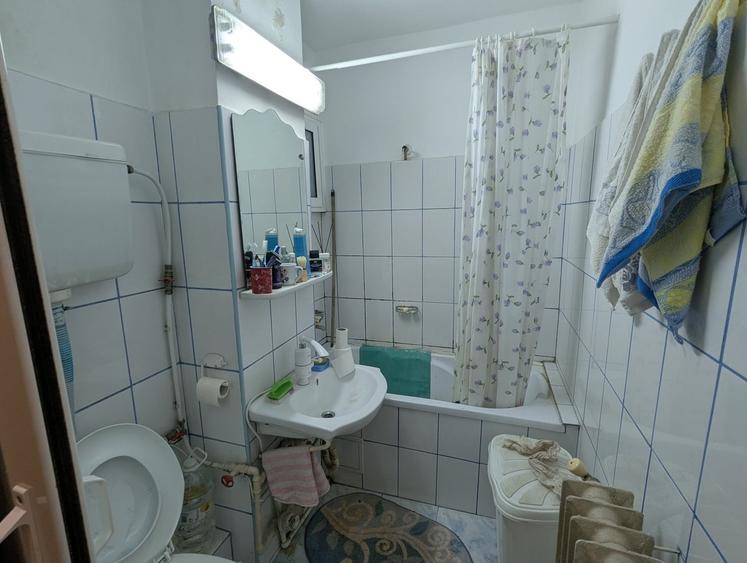 Apartament cu 3 camere semidecomandat în Central