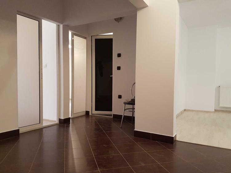 Apartament cu 3 camere decomandat în Exterior Vest