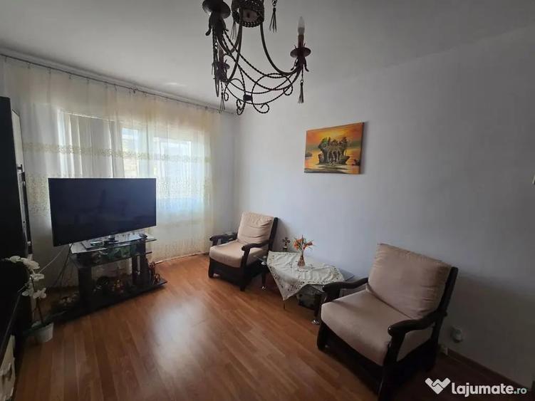 Apartament cu 3 camere semidecomandat în Târgu Cucu