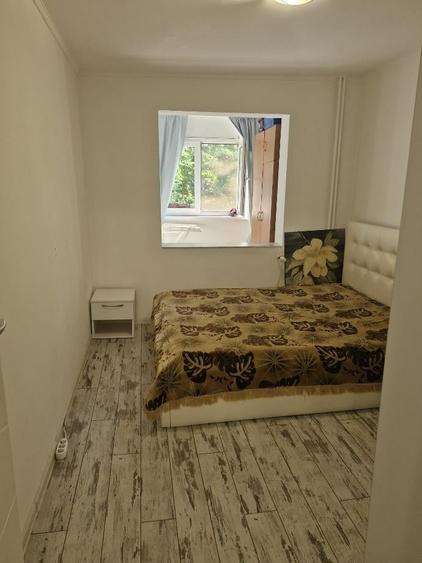 Apartament cu 4 camere semidecomandat în Berceni