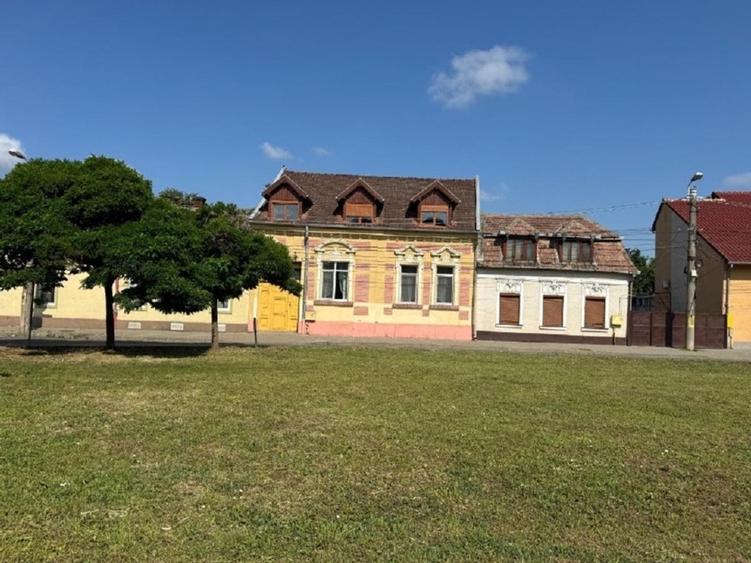 Casă individuală cu 10 camere cu Teren 450 Mp în Complex Studențesc