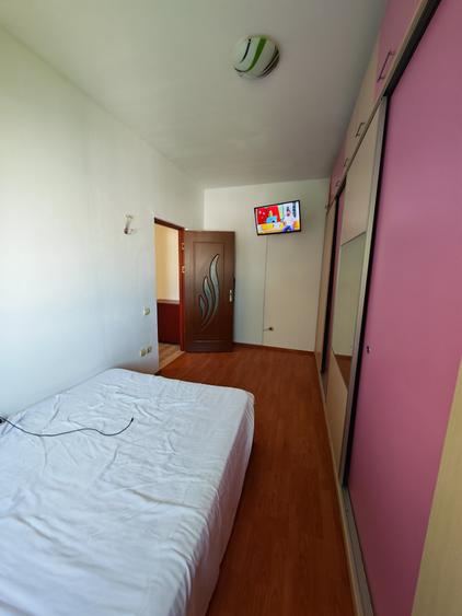 Apartament cu 3 camere semidecomandat în Km 4-5
