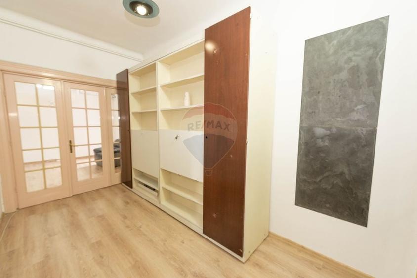 Apartament cu 3 camere semidecomandat, mobilat în Vitan