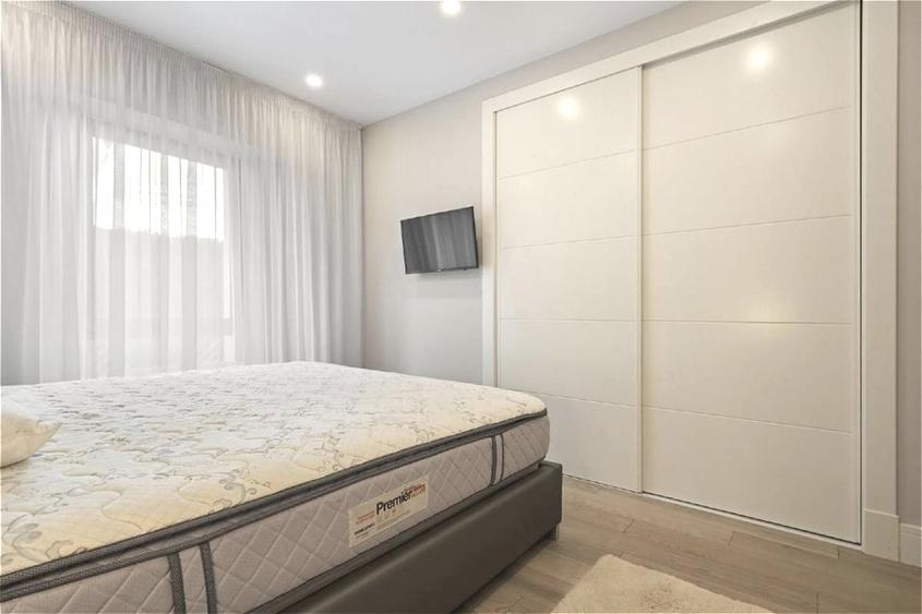 Apartament cu 3 camere semidecomandat, mobilat în Pipera