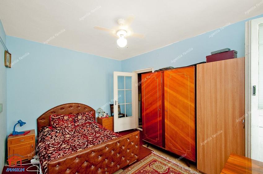 Apartament cu 3 camere decomandat, mobilat în