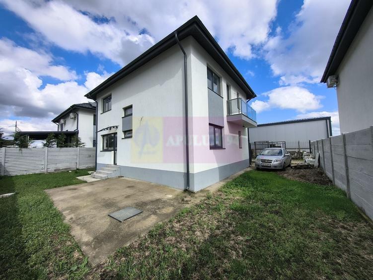 Casă individuală cu 4 camere cu Canalizare în Est
