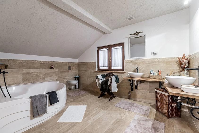 Casă cu 5 camere cu Teren 12000 Mp în Barațca