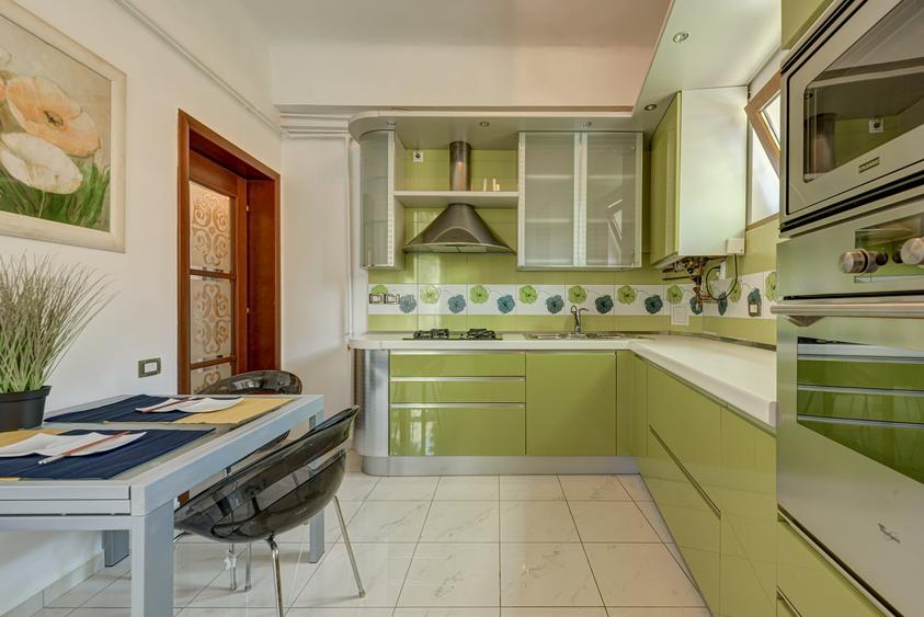 Apartament cu 6 camere semidecomandat, mobilat în Unirii
