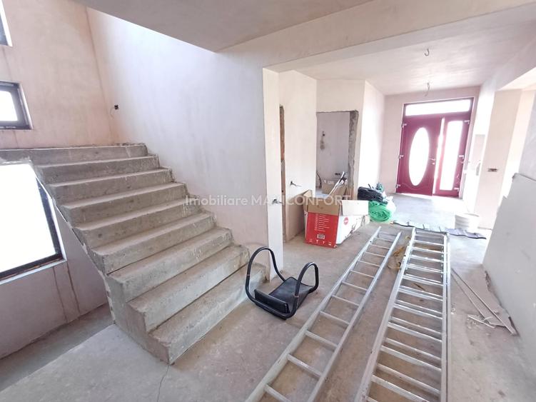 Casă cu 12 camere cu Teren 720 Mp în Cazasu