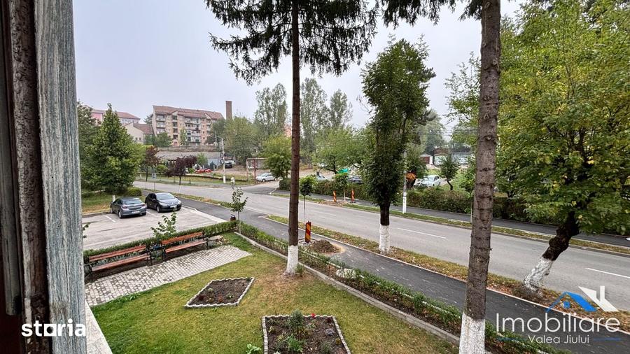 Apartament 2 camere Petro?ani, Str. Oituz, Etaj 1 - 9