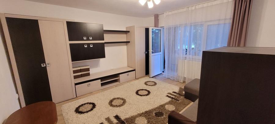 Apartament cu 3 camere decomandat în Micro 4