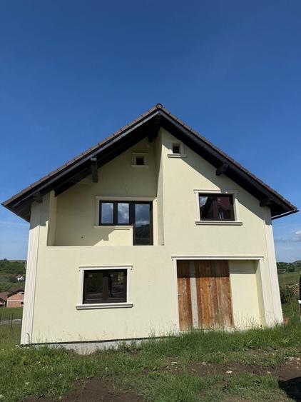 Casă cu 4 camere în Slimnic