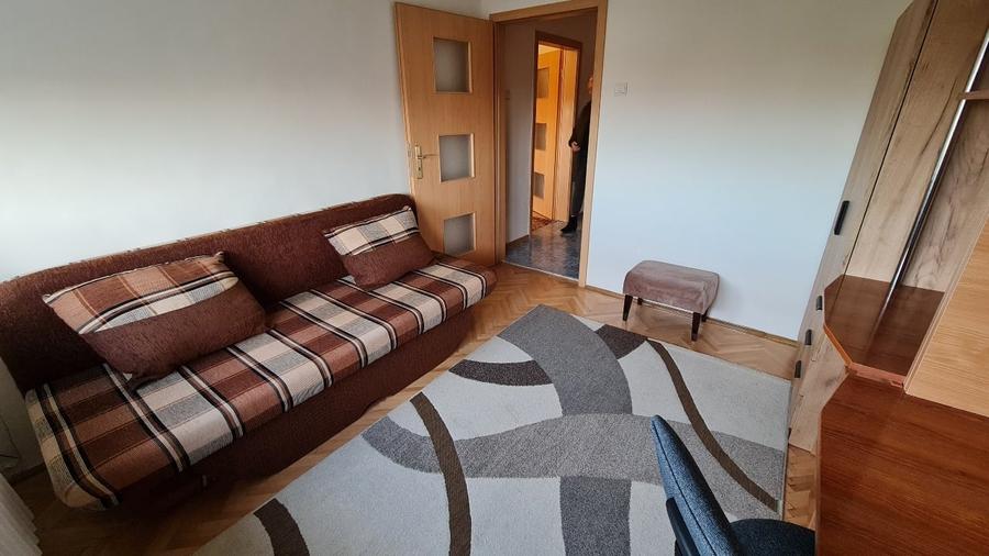Apartament cu 3 camere semidecomandat, mobilat în Complex Studențesc