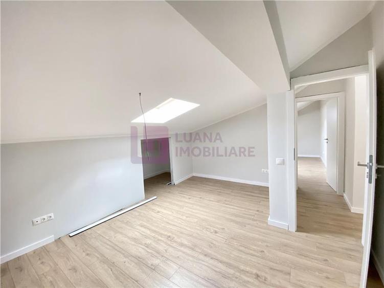 Penthouse cu 4 camere decomandat în Cristian