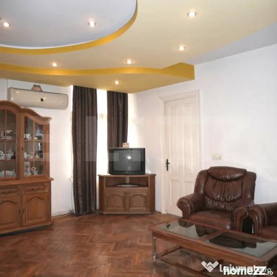 Casă cu 5 camere cu Teren 296 Mp în Central