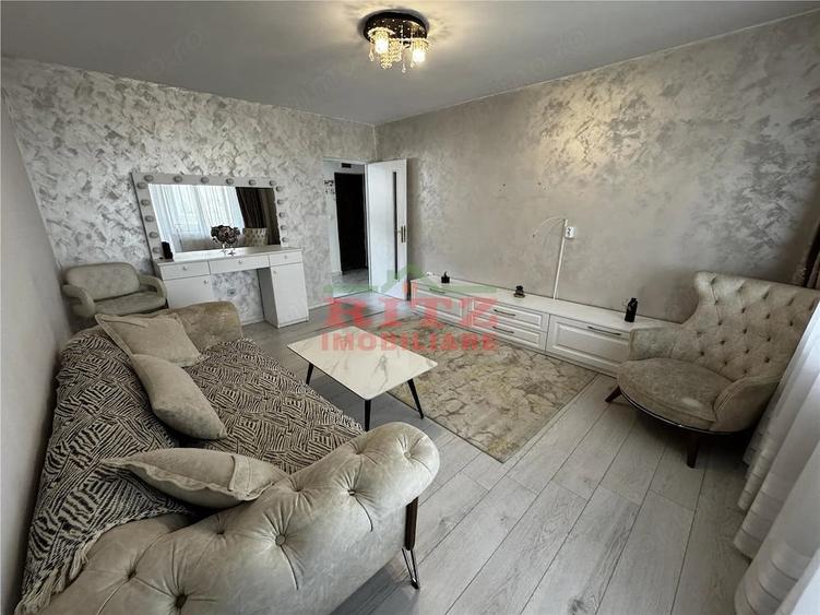 Apartament cu 3 camere semidecomandat în Crișan