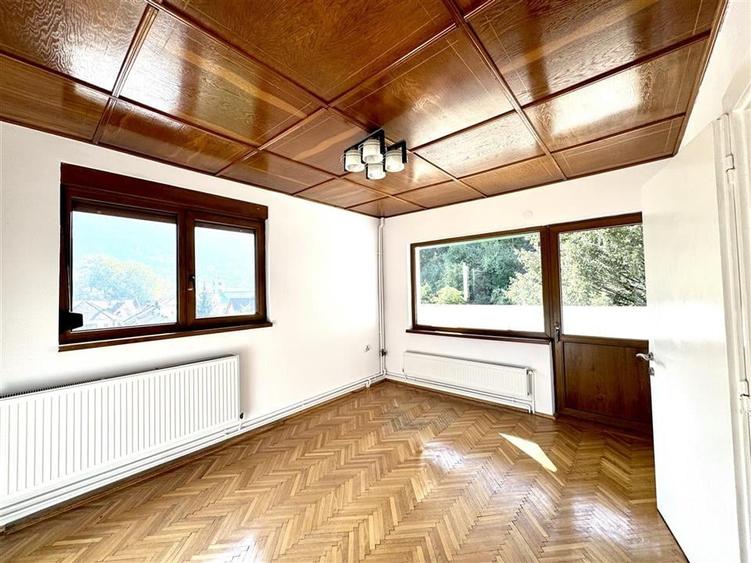 Casă individuală cu 7 camere cu Teren 382 Mp în Ultracentral