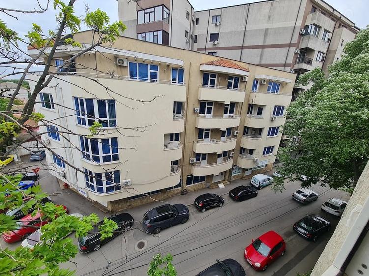 Apartament cu 3 camere decomandat, mobilat în Casa de Cultură