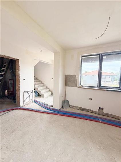 Duplex cu 4 camere cu Canalizare în Stupini