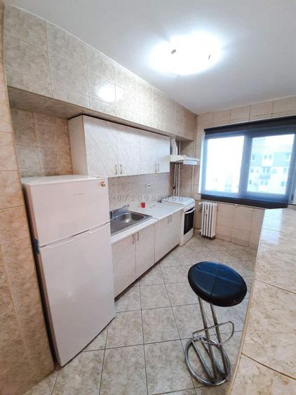 Apartament cu 3 camere semidecomandat în Drumul Taberei