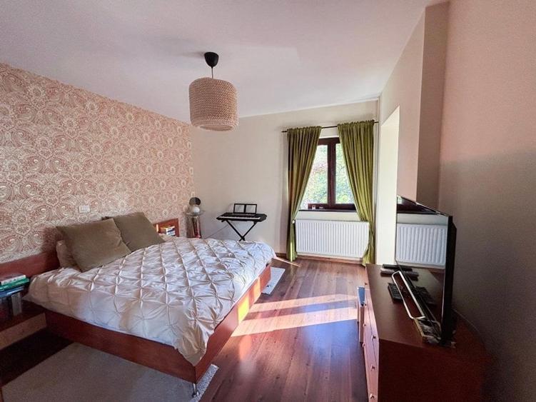 Casă cu 5 camere cu Teren 183 Mp în Vatra Luminoasă