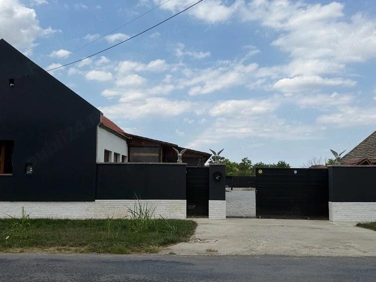 Casă cu Teren 1726 Mp în Bobda