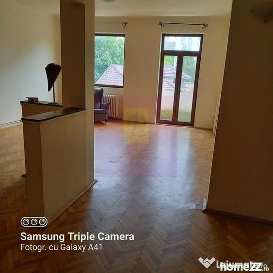 Apartament cu 5 camere semidecomandat în Mitropolie