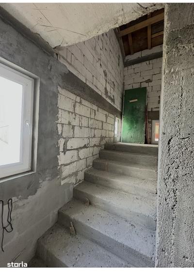 Casă cu 7 camere cu Teren 323 Mp în Petros