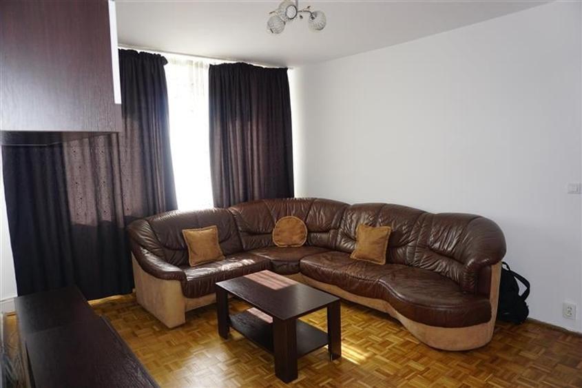 Apartament cu 3 camere semidecomandat, mobilat în Craiovița Nouă