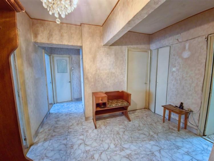 Apartament cu 3 camere decomandat în Sud