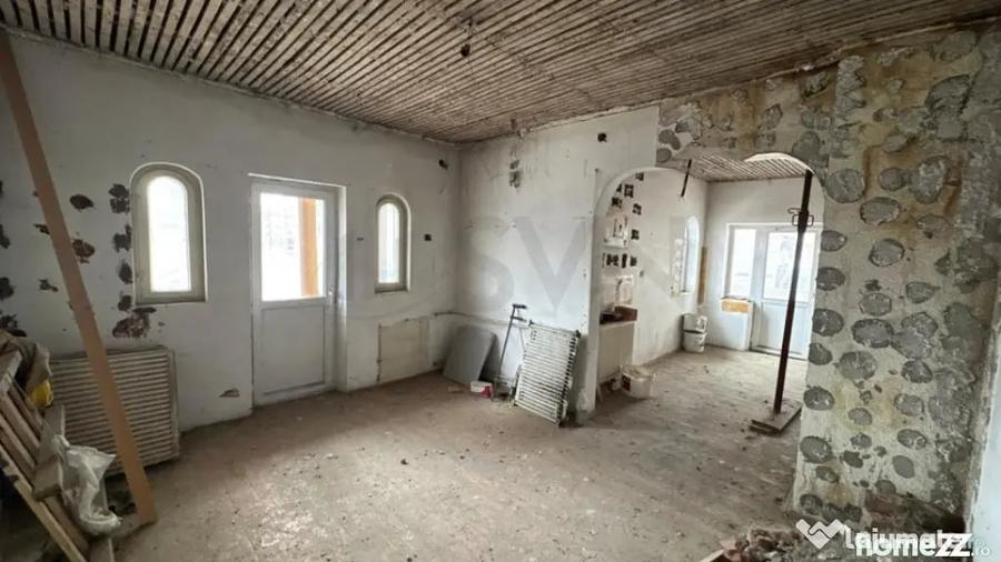 Casă cu 11 camere cu Teren 341 Mp în Dudești