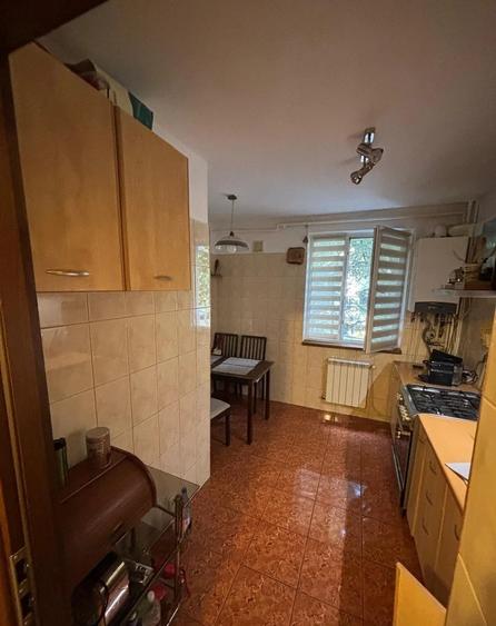 Apartament cu 3 camere semidecomandat în Giurgiului