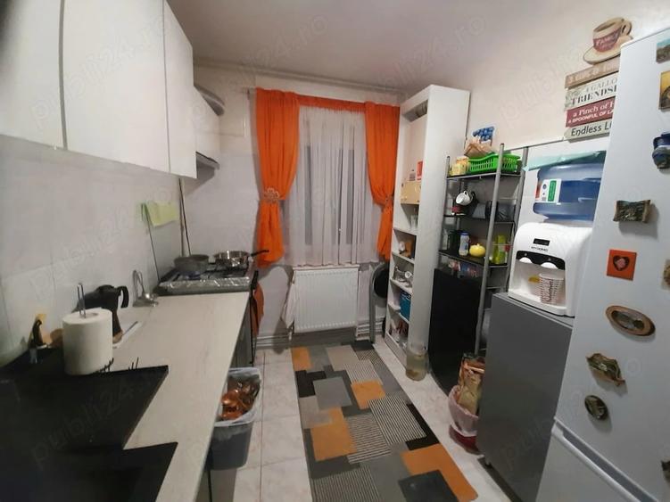 Apartament cu 3 camere semidecomandat în Central