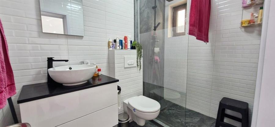 Casă cu 6 camere cu Teren 370 Mp în Haieu