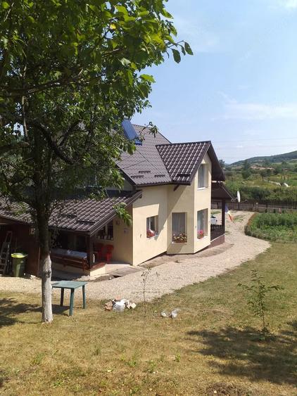 Casă cu 3 camere cu Teren 970 Mp în Almașu