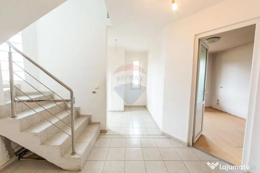 Casă cu 5 camere cu Teren 378 Mp în Purcăreni