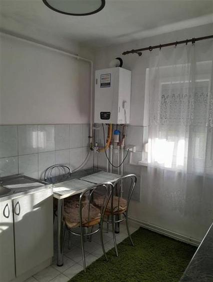 Apartament cu 3 camere semidecomandat, mobilat în Girocului