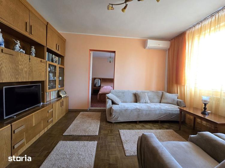 2 camere, Micro 19, zona Parma, etaj 1 - 2