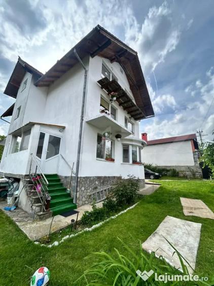 Casă cu 8 camere cu Teren 450 Mp în Central