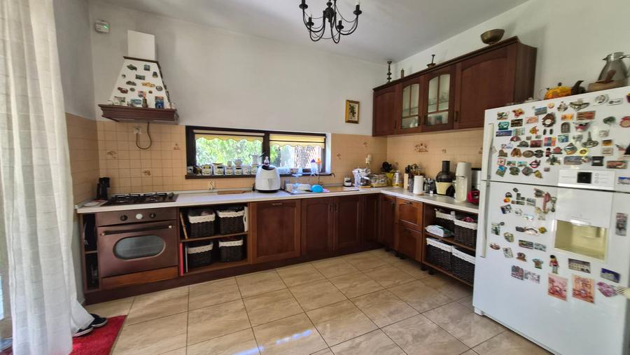Casă individuală cu 5 camere cu Teren 380 Mp în Lazu
