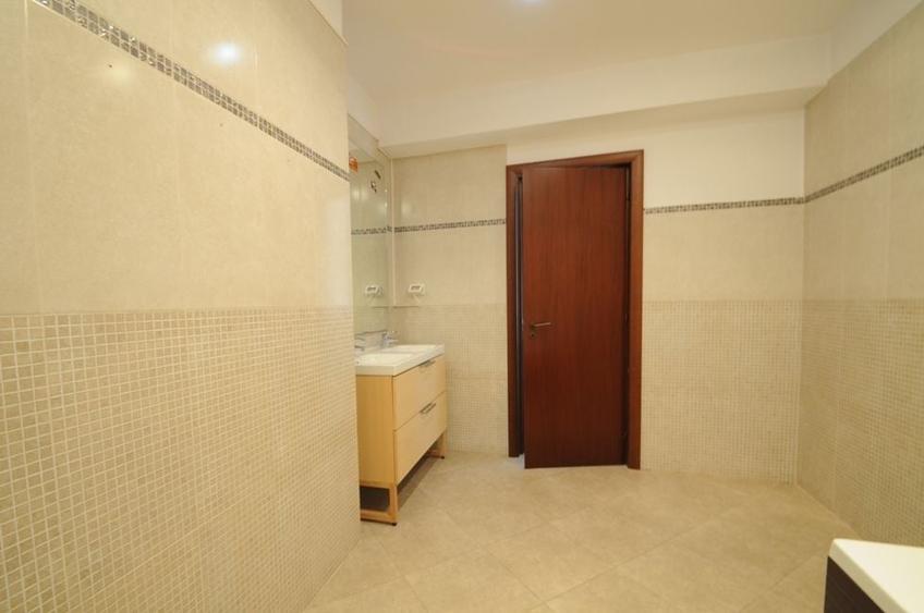 Apartament cu 6 camere decomandat, mobilat în Herăstrău